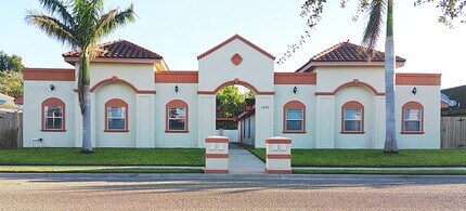 1900 W Douglas St, Unit # 4 in Pharr, TX - Building Photo - Building Photo