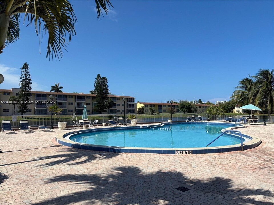 2940 NE 203rd St in Aventura, FL - Building Photo