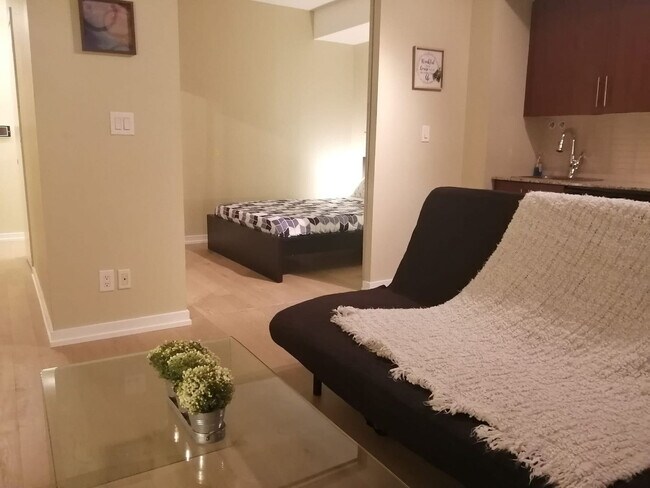 16 York St in Toronto, ON - Building Photo - Building Photo