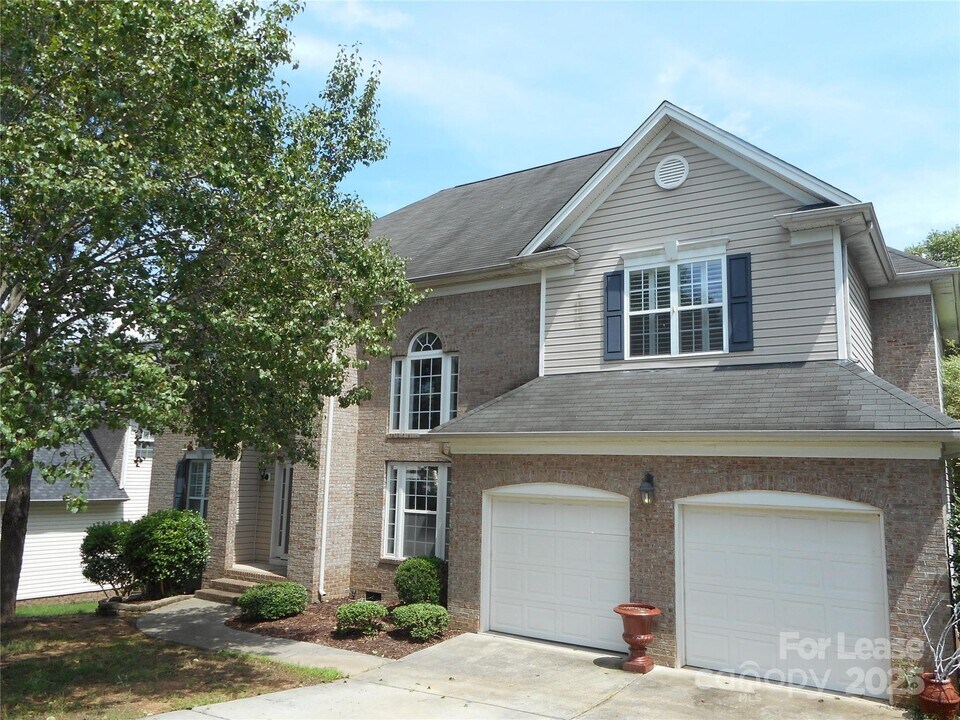 11017 Valley Spring Dr in Charlotte, NC - Building Photo