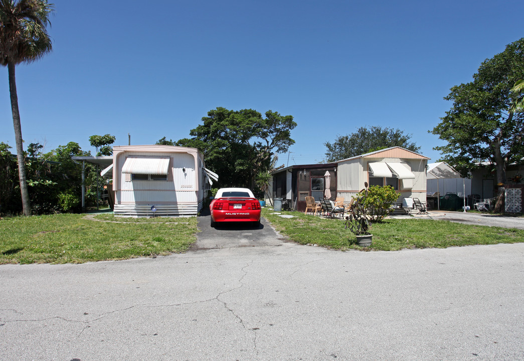 Holland Mobile Home Park in Fort Lauderdale, FL - Building Photo