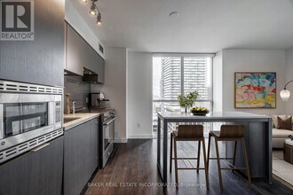 15-1115 Roehampton Ave in Toronto, ON - Building Photo - Building Photo