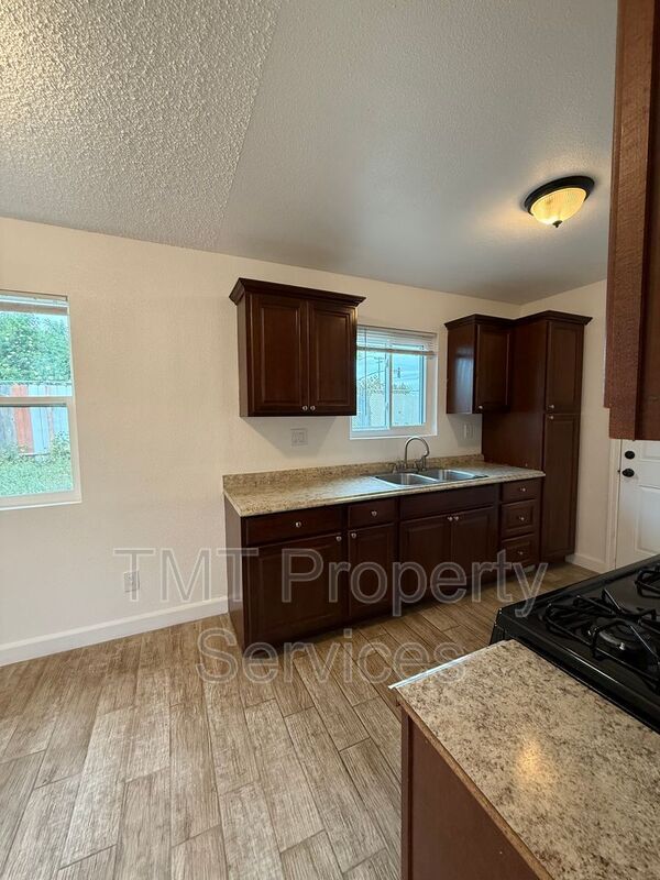 803 W Harding Ave in Santa Maria, CA - Building Photo - Building Photo