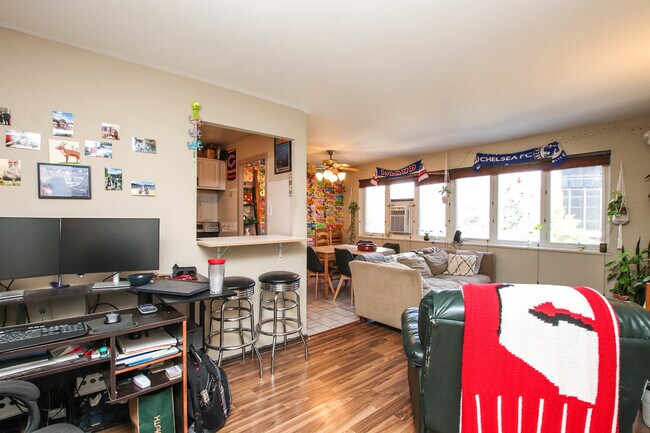 700 W Bittersweet Pl in Chicago, IL - Building Photo - Building Photo