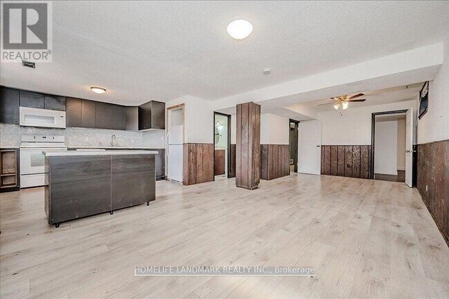 2238 Truscott Dr in Mississauga, ON - Building Photo - Building Photo