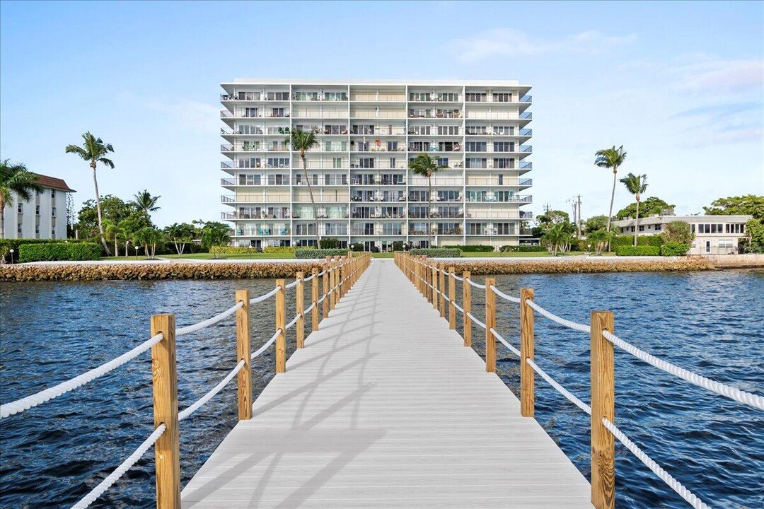 3040 Lake Shore Dr in West Palm Beach, FL - Building Photo