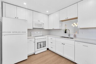 218 NE 12th Ave in Hallandale Beach, FL - Building Photo