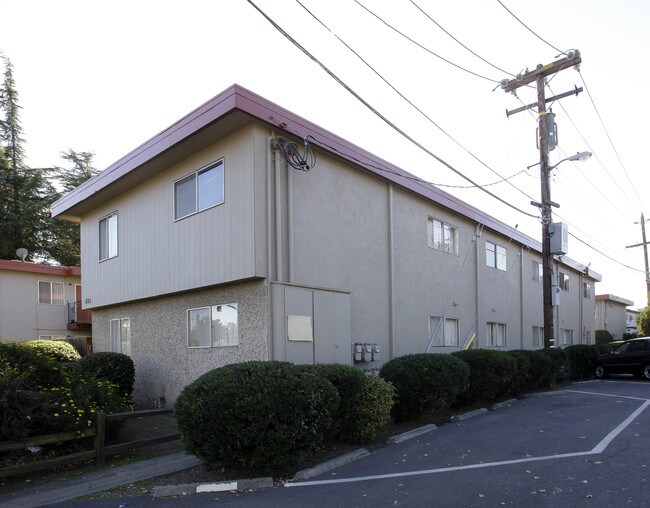 Valley Manor Apartments in Davis, CA - Building Photo - Building Photo