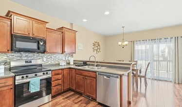 1795 Sara Ct in North Liberty, IA - Foto de edificio - Building Photo