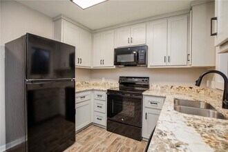 221 E Adobe St in Fayetteville, AR - Building Photo - Building Photo