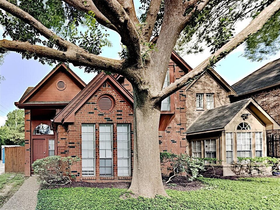 6629 Queensclub Dr in Houston, TX - Building Photo