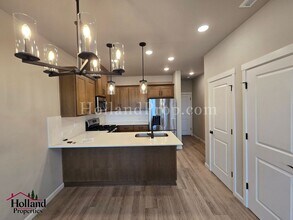 8363 SE Kinnaman St in Hillsboro, OR - Building Photo - Building Photo