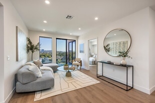 1557 S Orange Grove Ave in Los Angeles, CA - Building Photo