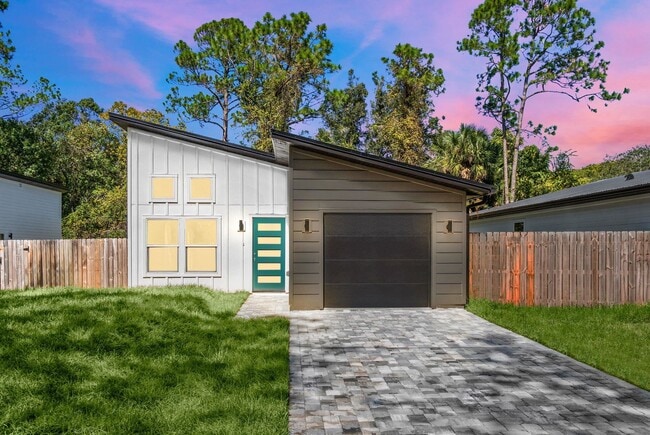 property at 816 W 9th St