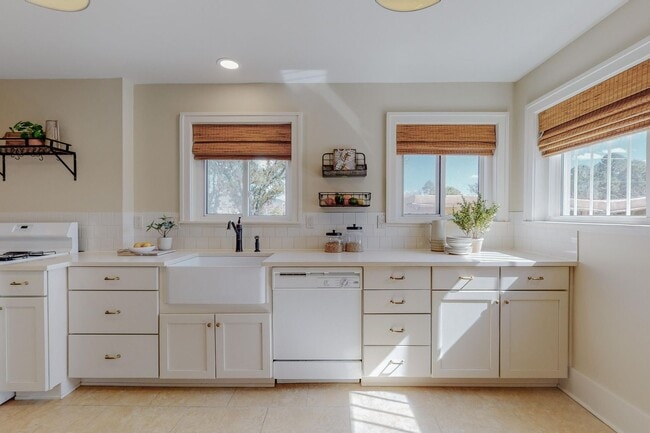 property at 1610 Las Lomas Rd NE