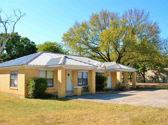 property at 800 S Vandeveer St