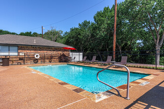 Strawberry Hill Apartments in Mesquite, TX - Foto de edificio - Building Photo