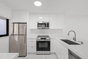 510 W Park Dr in Miami, FL - Building Photo