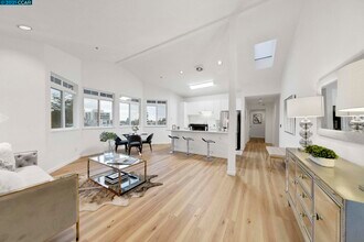 2615 Telegraph Ave, Unit 401 in Berkeley, CA - Foto de edificio - Building Photo