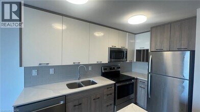 49 Walnut St S in Hamilton, ON - Building Photo - Building Photo