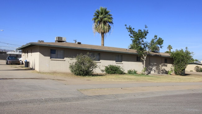 Parkway East Apartments in Phoenix, AZ - Building Photo - Building Photo