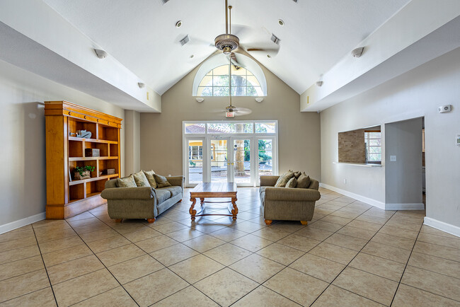 5612 Pinnacle Heights Cir in Tampa, FL - Foto de edificio - Building Photo