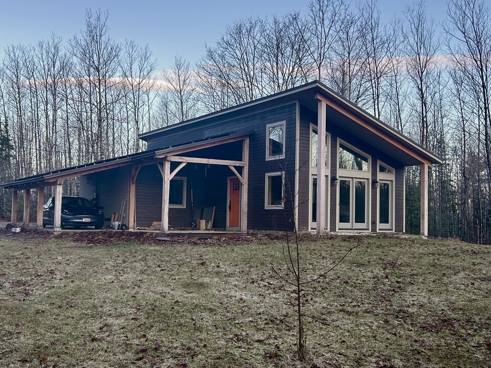 8 Cooper Rdg Rd in Belfast, ME - Building Photo
