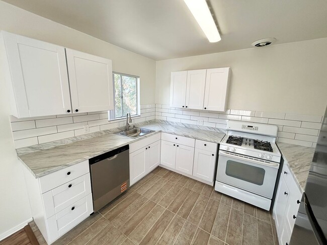 10237 Commerce Ave in Los Angeles, CA - Building Photo - Building Photo