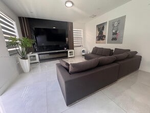 10003 NW 89th Ter in Doral, FL - Foto de edificio - Building Photo