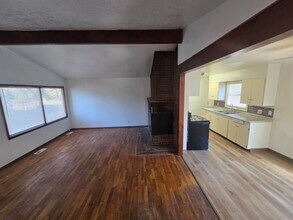 471 NE Clay Ave in Bend, OR - Building Photo - Building Photo