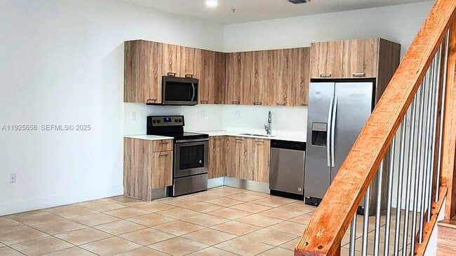 460 NE 35th Ct in Oakland Park, FL - Building Photo - Building Photo