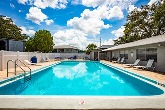 Spacious one- and two-bedroom apartments in Port Richey, FL - Foto de edificio - Building Photo