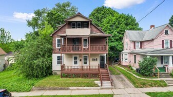 190 St Charles St in Johnson City, NY - Building Photo