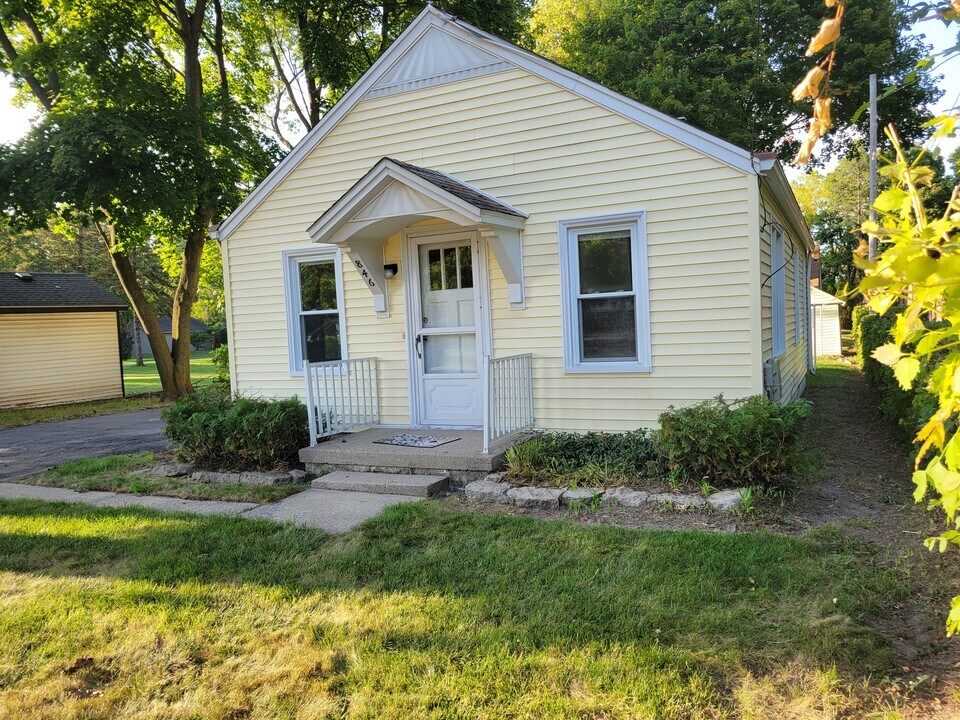 846 W Huron River Dr in Belleville, MI - Foto de edificio
