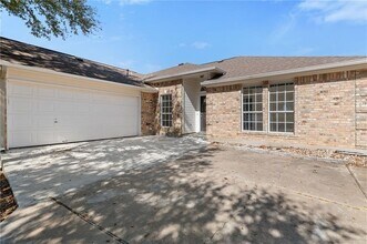 2906 Greenlawn St in Taylor, TX - Building Photo - Building Photo