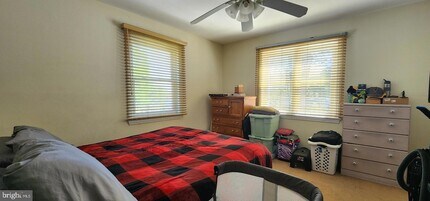 5828 Biscayne Dr in Alexandria, VA - Foto de edificio - Building Photo