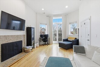 2038 W Iowa St in Chicago, IL - Building Photo - Building Photo