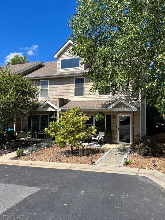 1 English Ivy Rd in Asheville, NC - Building Photo