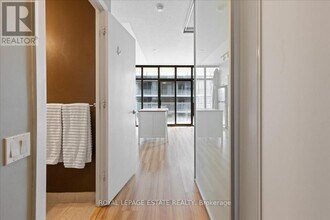 33 Charles St E in Toronto, ON - Building Photo - Building Photo