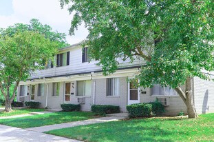 Grosvenor North Townhomes in Pontiac, MI - Building Photo