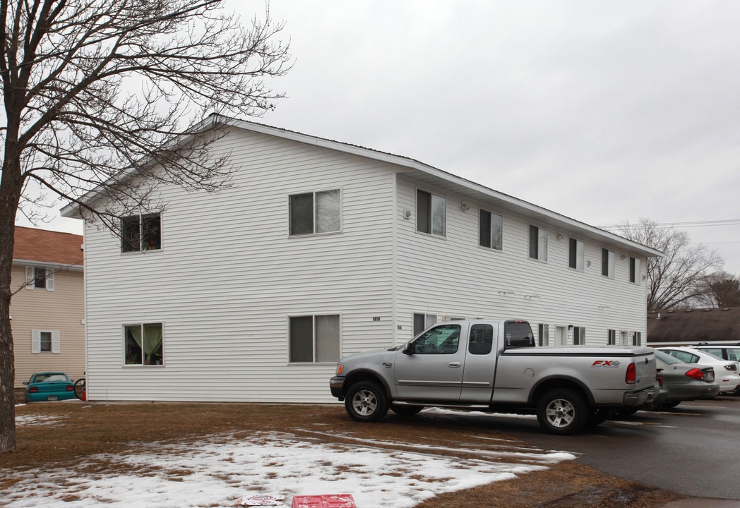 1818 6th St E in Menomonie, WI - Foto de edificio