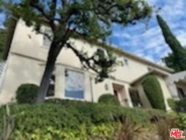 8967 St Ives Dr in Los Angeles, CA - Building Photo - Building Photo