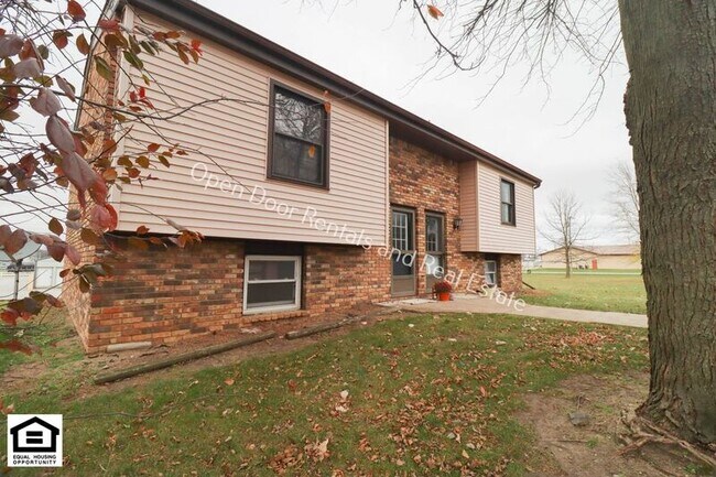 303 W Hobart St in Ashley, IN - Foto de edificio - Building Photo