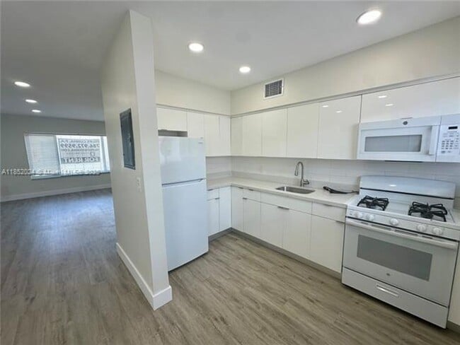property at 8125 Hawthorne Ave