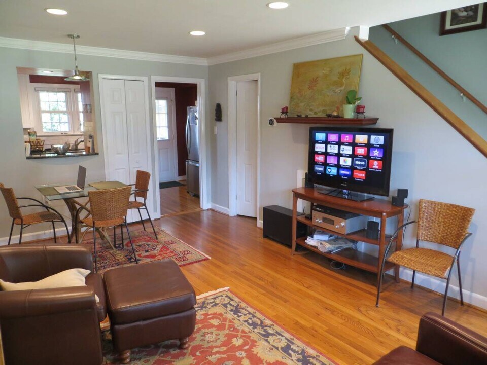 434 James Court in Falls Church, VA - Building Photo