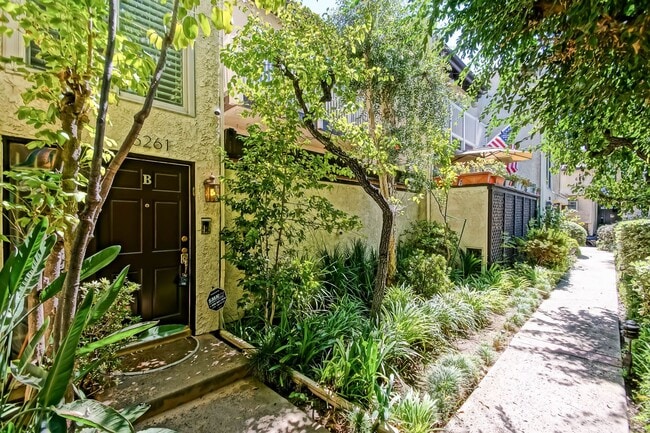 5261 Coldwater Canyon Ave in Los Angeles, CA - Building Photo - Building Photo