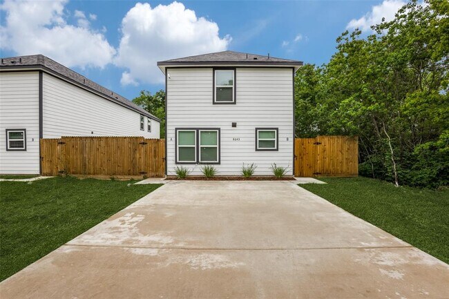 8643 Sunderland Rd photo'