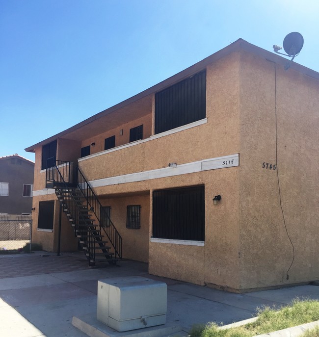 5745 E Lake Mead Blvd in Las Vegas, NV - Building Photo - Building Photo