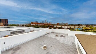 310 S Jensen Dr in Houston, TX - Building Photo