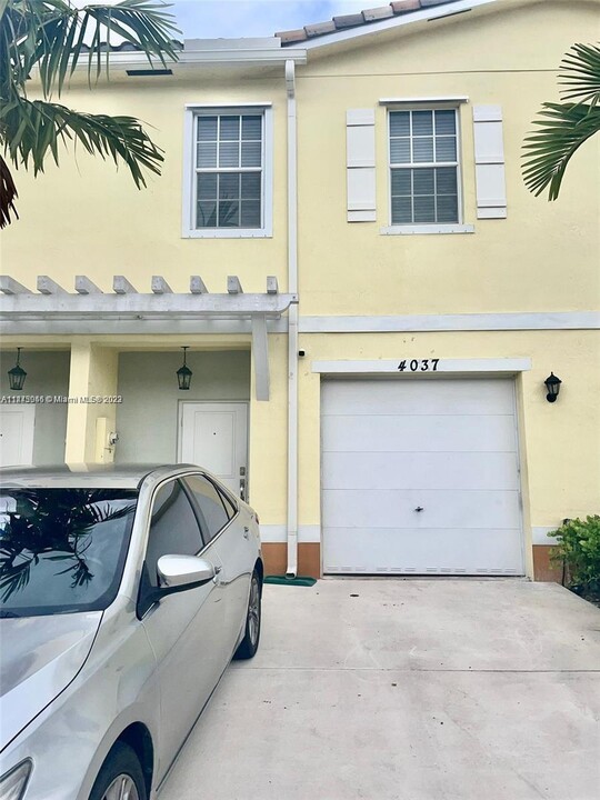 4037 NW 11th Pl in Plantation, FL - Foto de edificio